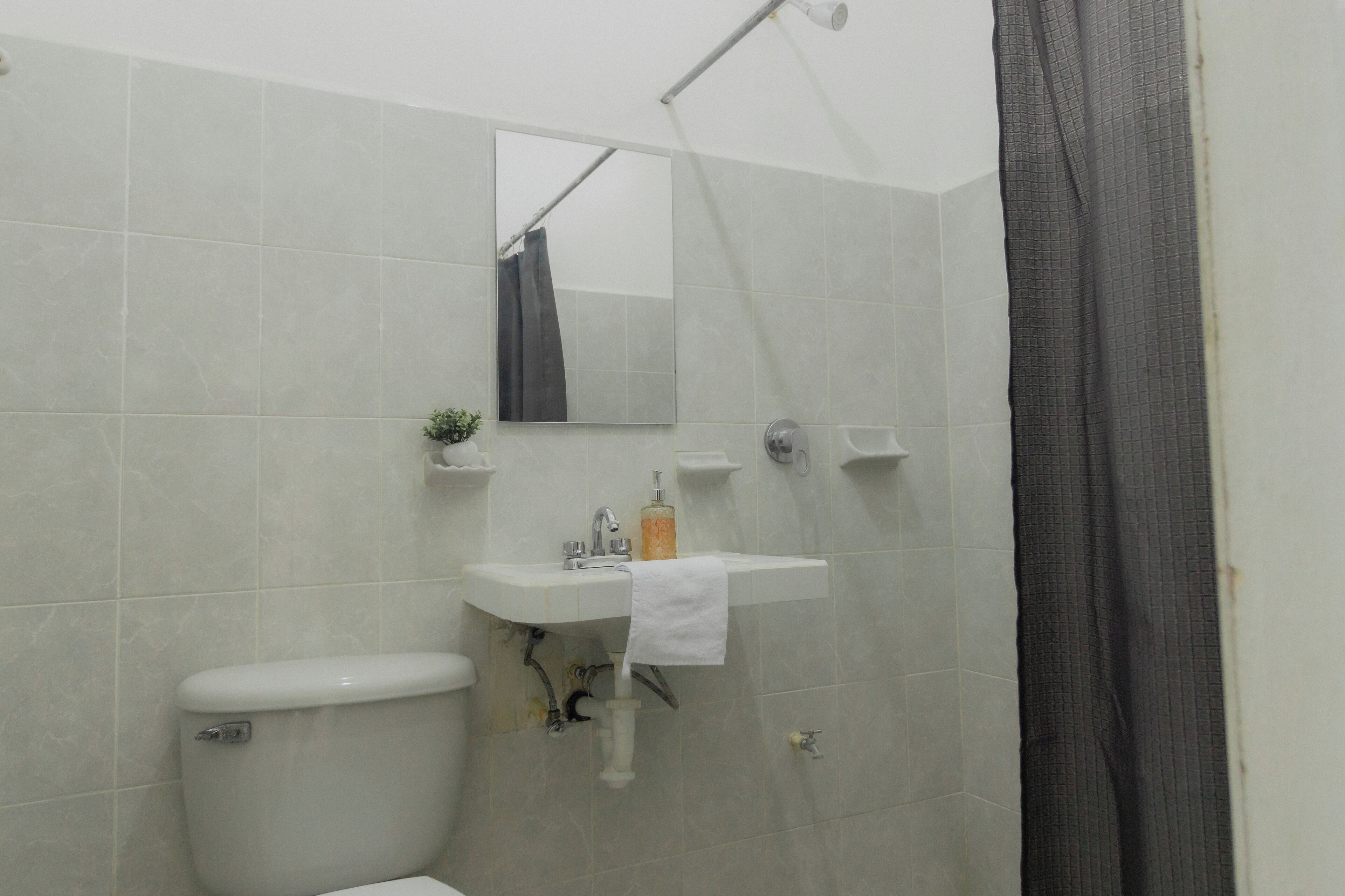 Phòng 4 Grand, quang cảnh sân vườn | Phòng tắm | Buồng tắm vòi sen, khăn tắm, xà phòng, dầu gội 