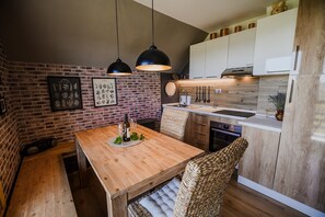 Fridge, oven, stovetop, dishwasher