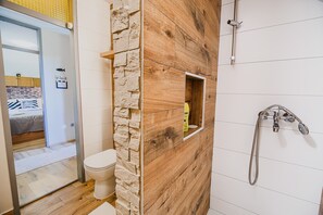 Een douche, een haardroger, handdoeken