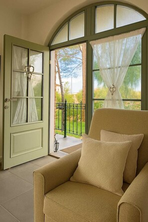 Een 30-inch flatscreentelevisie met satellietzenders