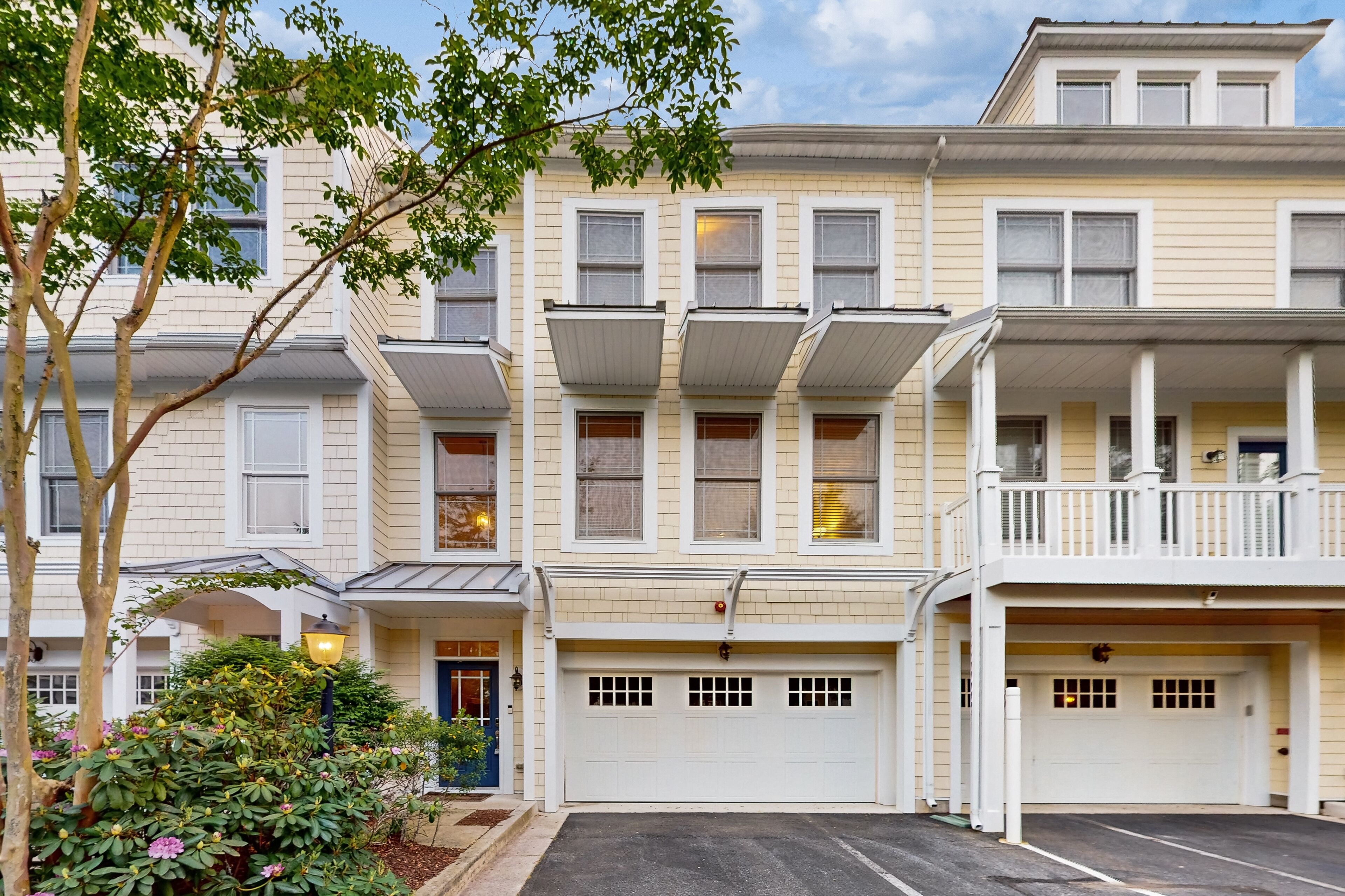Golf course-adjacent condo with access to a pool, hot tub, & fitness room