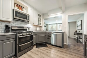 冰箱、微波炉、烤箱、炉灶