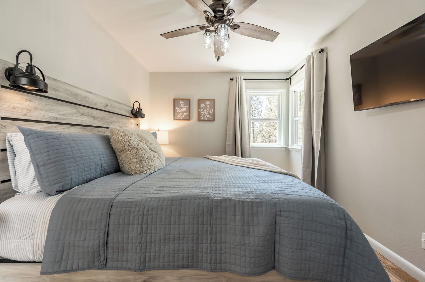 3 bedrooms, desk, iron/ironing board, travel crib