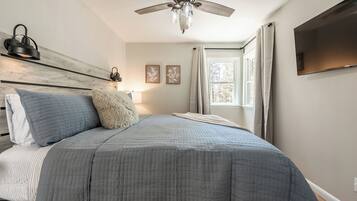 3 bedrooms, desk, iron/ironing board, travel crib