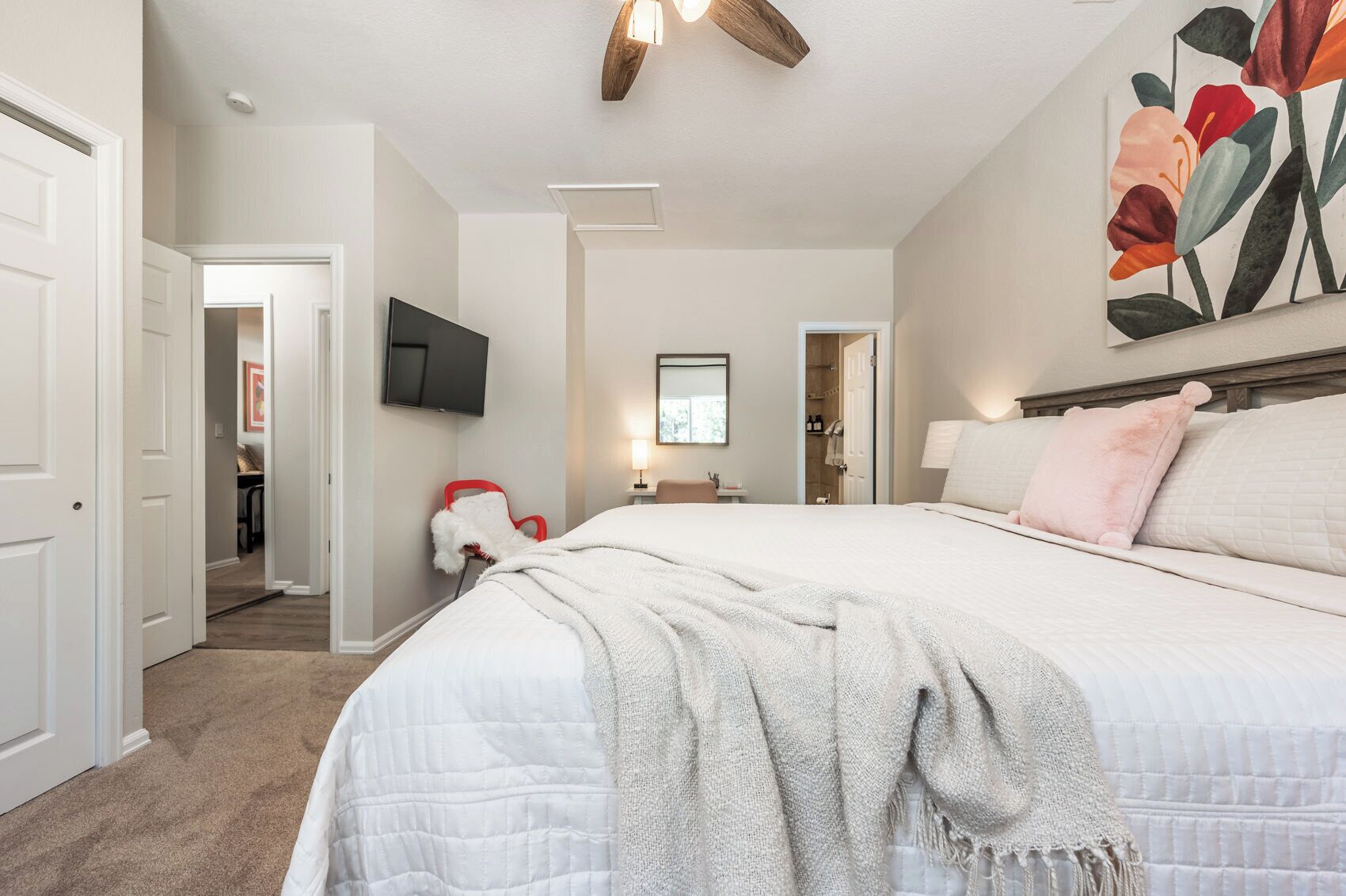 3 bedrooms, desk, iron/ironing board, travel cot