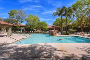 A heated pool - Charming condo with mountain views, pool, AC, & washer/dryer (Tucson)
