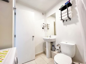 Een haardroger, handdoeken, toiletpapier