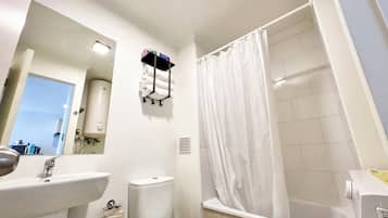 Secadora de cabello, toallas, papel de baño