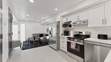 Kühlschrank, Mikrowelle, Ofen, Herdplatte