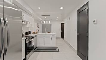 Frigorífico, microondas, horno y placa de cocina