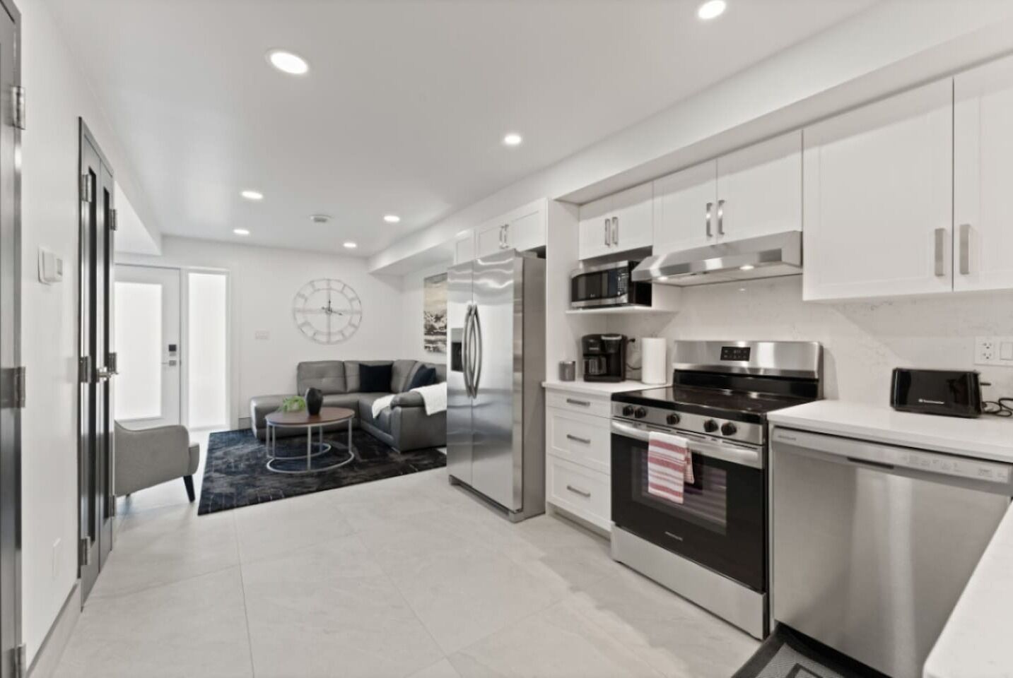 Refrigerador, microondas, horno y parrilla de estufa 