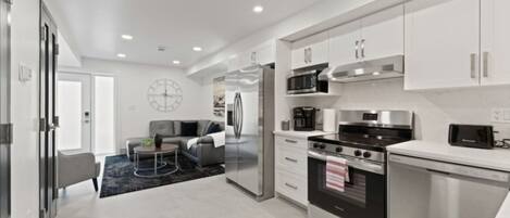 Refrigerador, microondas, horno y parrilla de estufa