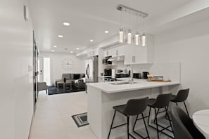 Interior - Luxury 171-11 Condos with Magnificent Lakeviews (Leamington)