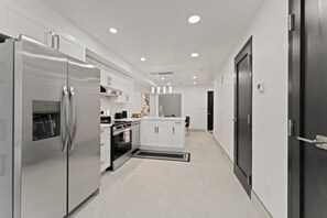Fridge, microwave, oven, stovetop - Luxury 171-11 Condos with Magnificent Lakeviews (Leamington)