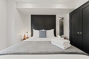 3 bedrooms, iron/ironing board, free WiFi, bed sheets - Luxury 171-11 Condos with Magnificent Lakeviews (Leamington)