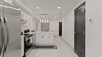 Frigorífico, microondas, horno y placa de cocina