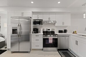 Een koelkast, een microgolfoven, een oven, een kookplaat