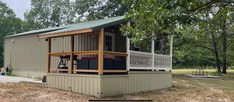 Cozy cabin near the Niangua river and Bennet Springs State park. Pet friendly ! 