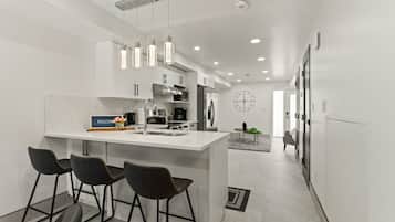 Refrigerador, microondas, horno y parrilla de estufa