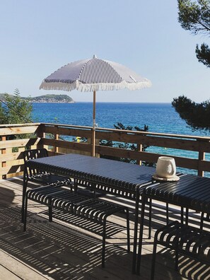Outdoor dining - Cabanon Moderne, les Pieds Dans L'eau (Le Pradet)