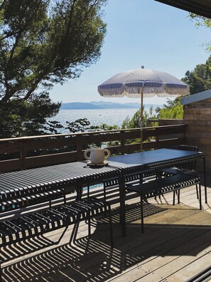 Outdoor dining - Cabanon Moderne, les Pieds Dans L'eau (Le Pradet)