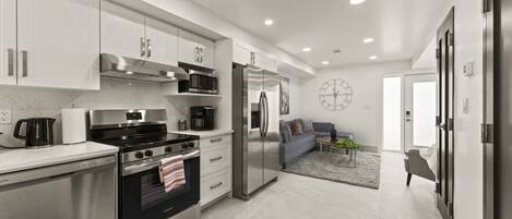 Refrigerador, microondas, horno y parrilla de estufa