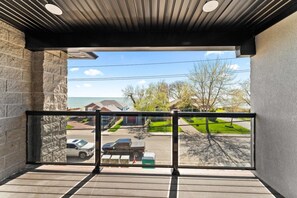 Property grounds - Luxury 171-4 Condos with Magnificent Lakeviews (Leamington)