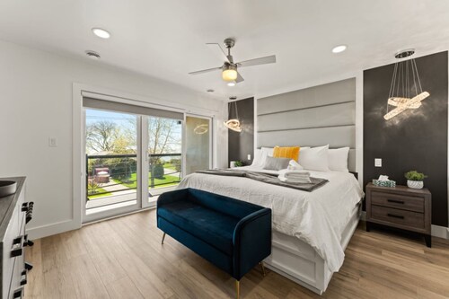 Luxury 171-6 Condos with Magnificent Lakeview