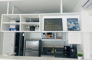 Een oven, een kookplaat, een blender, kookgerei, borden en bestek