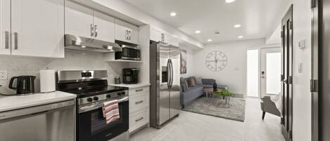 Kühlschrank, Mikrowelle, Ofen, Herdplatte