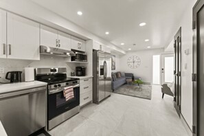 Réfrigérateur, four à micro-ondes, un four, surface de cuisson