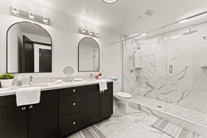 Douche, sèche-cheveux, serviettes fournies