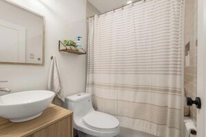 Serviettes fournies, savon, papier toilette