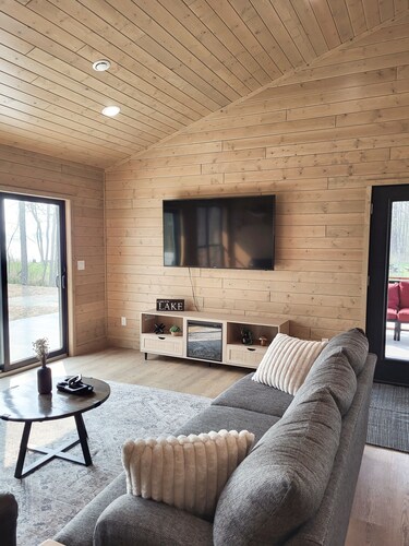 Newly Built Cedarpoint Cottage -Cozy and Relaxing on Jessie Lake -Pet Friendly 