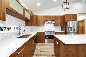 Fridge, microwave, oven, stovetop - Snoqualmie cabin and sanua - 5 mins to skiing (Snoqualmie Pass)