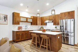 Jääkaappi, mikroaaltouuni, uuni, liesi