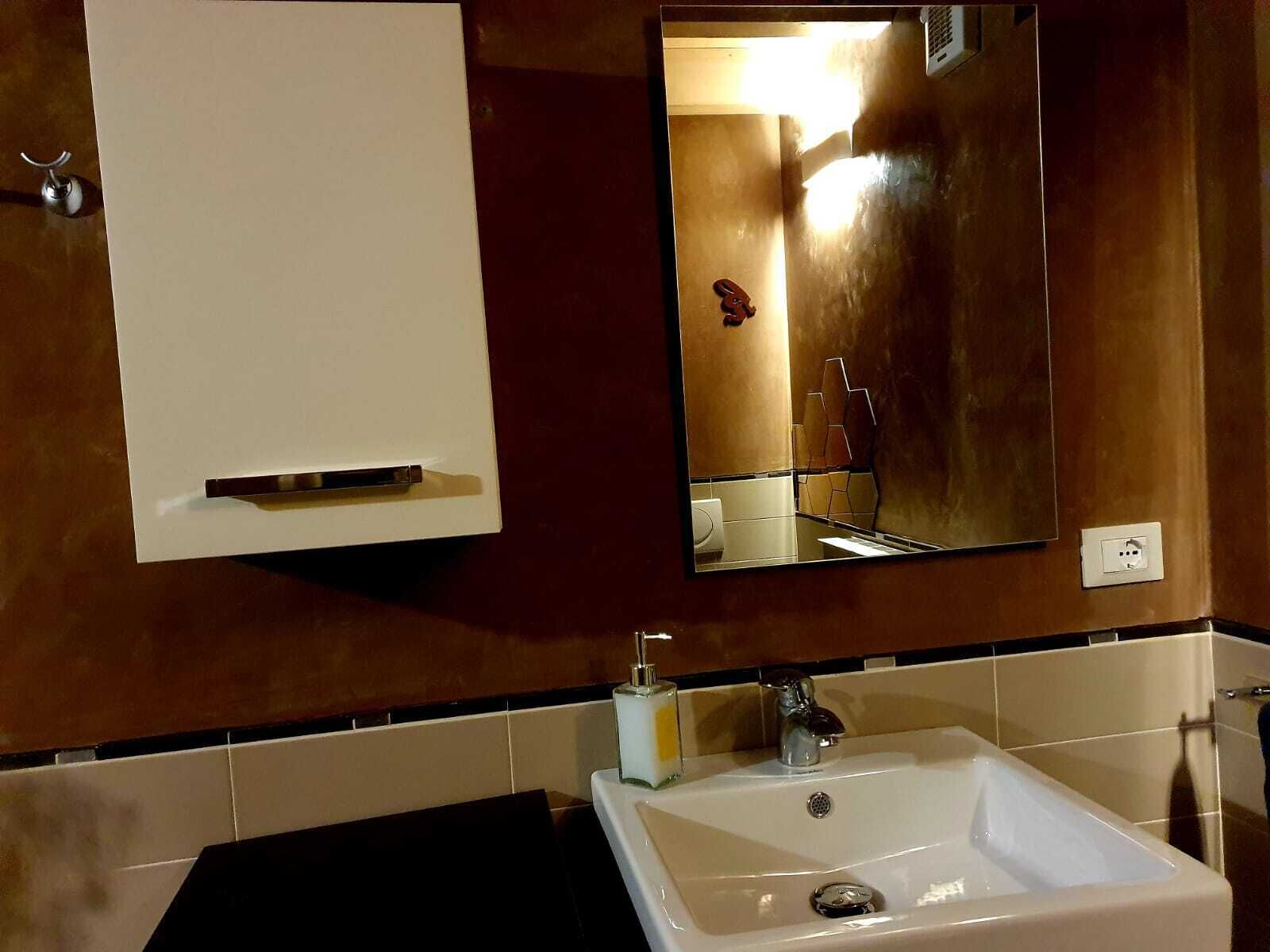 Douche, sèche-cheveux, bidet, serviettes fournies