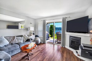 Smart TV, fireplace, stereo