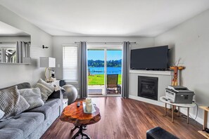 Een smart-tv, een open haard en een stereo