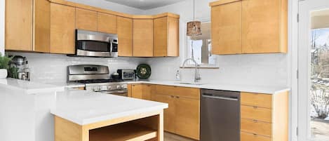 Refrigerador, microondas, horno y parrilla de estufa