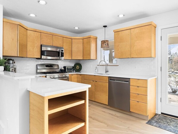 Frigorífico, microondas, horno y placa de cocina