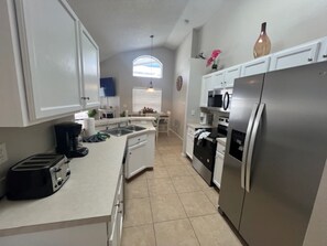 Kühlschrank, Mikrowelle, Geschirrspüler