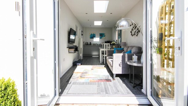 Un intérieur moderne comprenant une cuisine, un coin repas et un espace de vie.