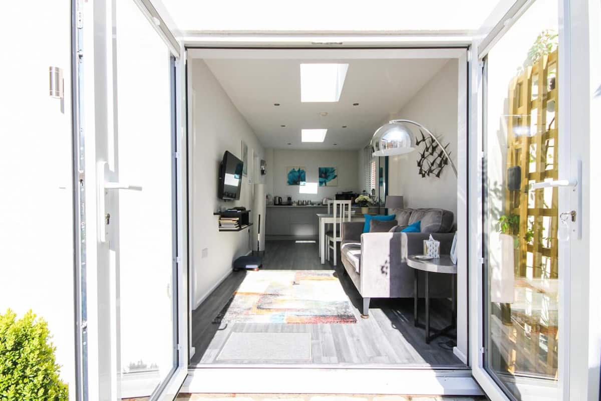 Un intérieur moderne comprenant une cuisine, un coin repas et un espace de vie.