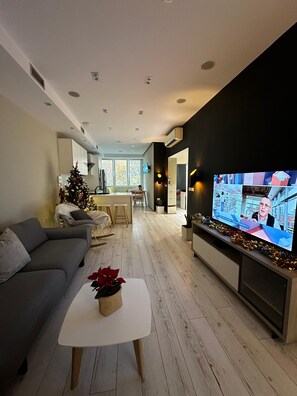 Appartamento, 3 camere da letto | Area soggiorno | TV LED 55 pollici con canali digitali, Netflix, servizi in streaming