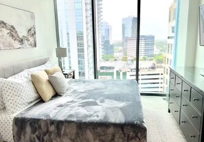 2 bedrooms, desk, iron/ironing board, free WiFi - Ruby Getaway | Highrise | Pool | Workout | Modern Comfort (Atlanta)