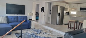 Smart TV - Beautiful Three Bedroom, 2 bath located home located minutes from the beach. (Fort Myers)