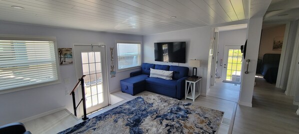 Smart TV - Beautiful Three Bedroom, 2 bath located home located minutes from the beach. (Fort Myers)