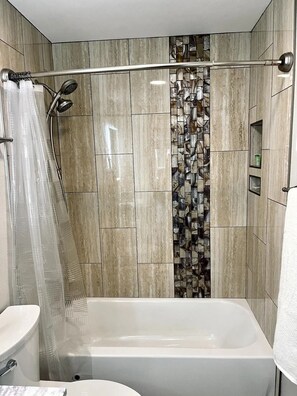 Douche, séchoir à cheveux, serviettes fournies, savon