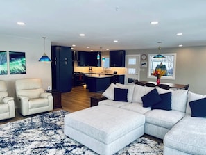 Smart TV, printers - Unobstructed WATERFRONT views, downtown, trails! (Anchorage)